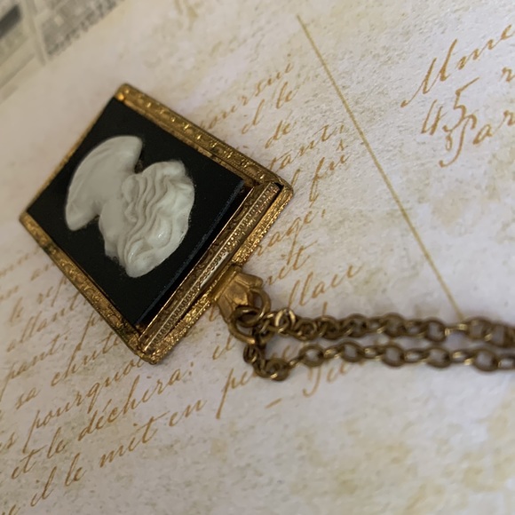 Antique White & Black Cameo Photo Frame Necklace with Photo Lady - Picture 12 of 12